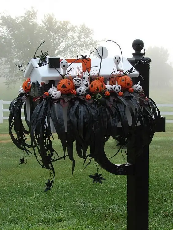 How To Decorate The Front Of Your House For Halloween - Haunted Mailbox
