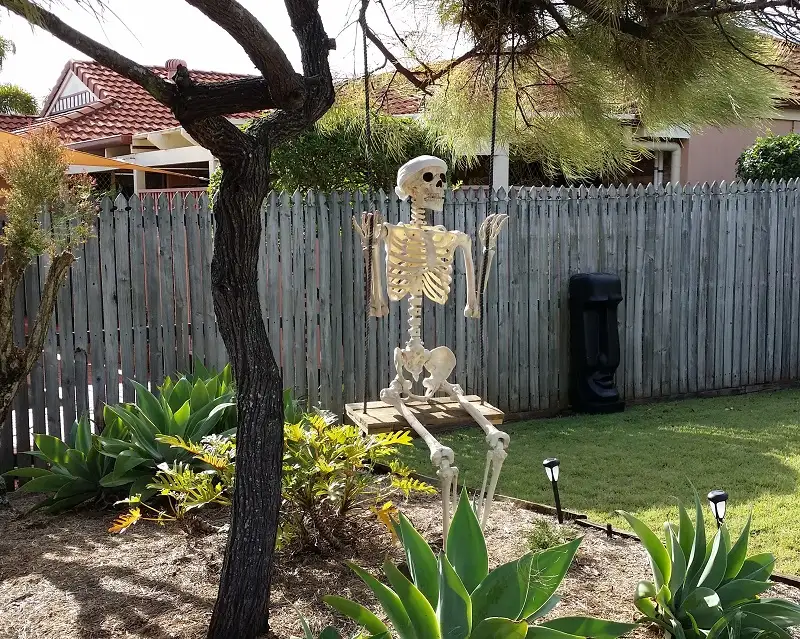How To Decorate The Front Of Your House For Halloween - Skeleton Swing