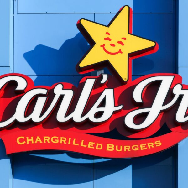does carl's jr take apple pay